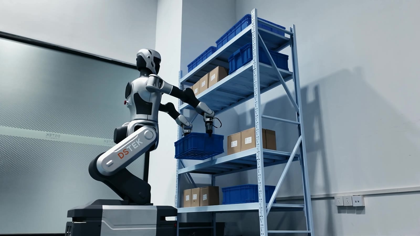 DSROBOT FLEX picking a crate from a rack